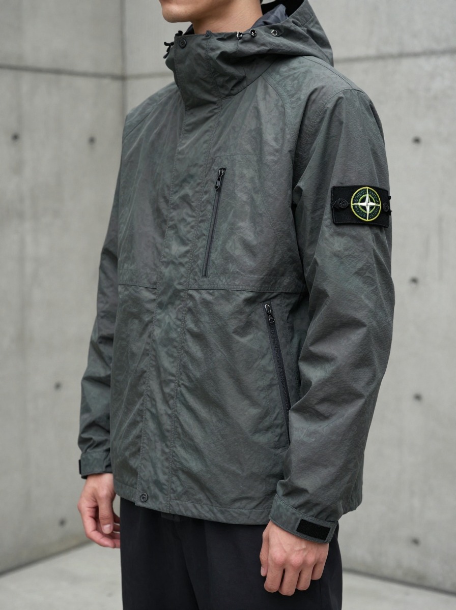 染色层次、口袋和表面处理，才是这类机能品牌最值得细看的地方。